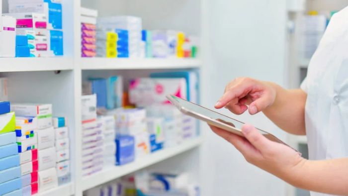 technicienne qui prend l'inventaire des médicaments